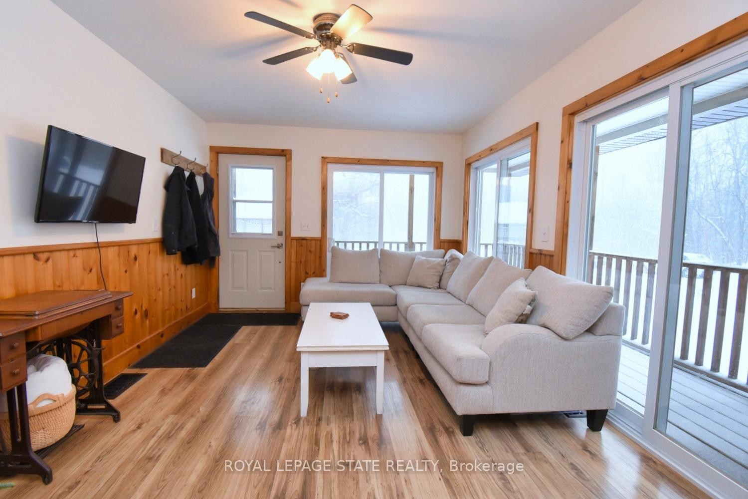 3222 Peach Avenue, Fort Erie, ON - Indoor Photo Showing Living Room