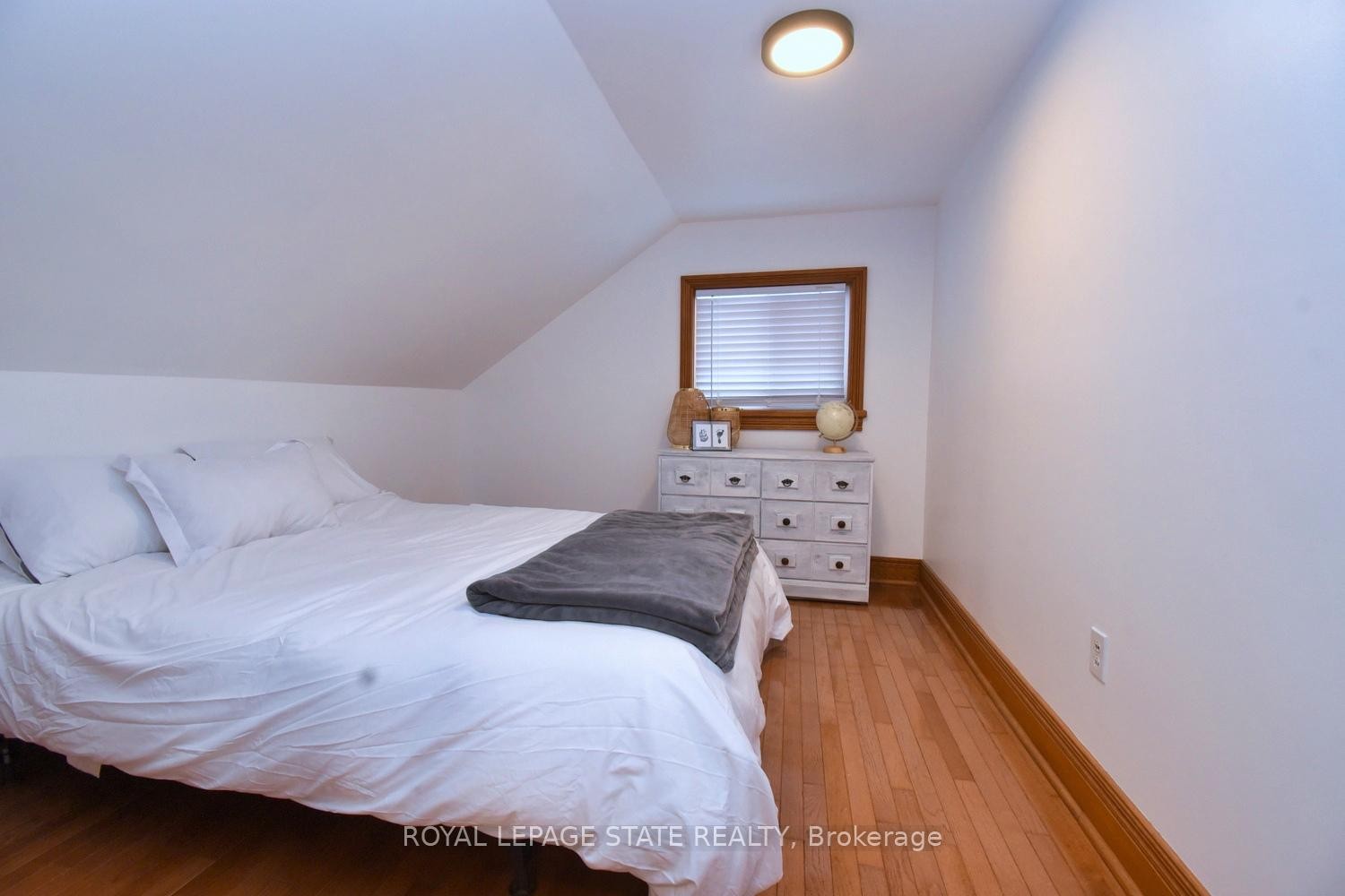 3222 Peach Avenue, Fort Erie, ON - Indoor Photo Showing Bedroom