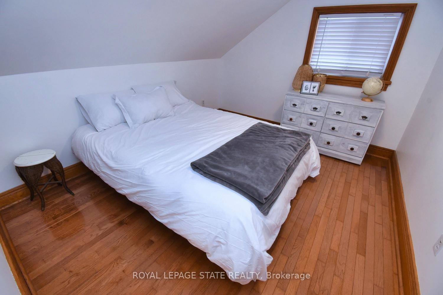 3222 Peach Avenue, Fort Erie, ON - Indoor Photo Showing Bedroom