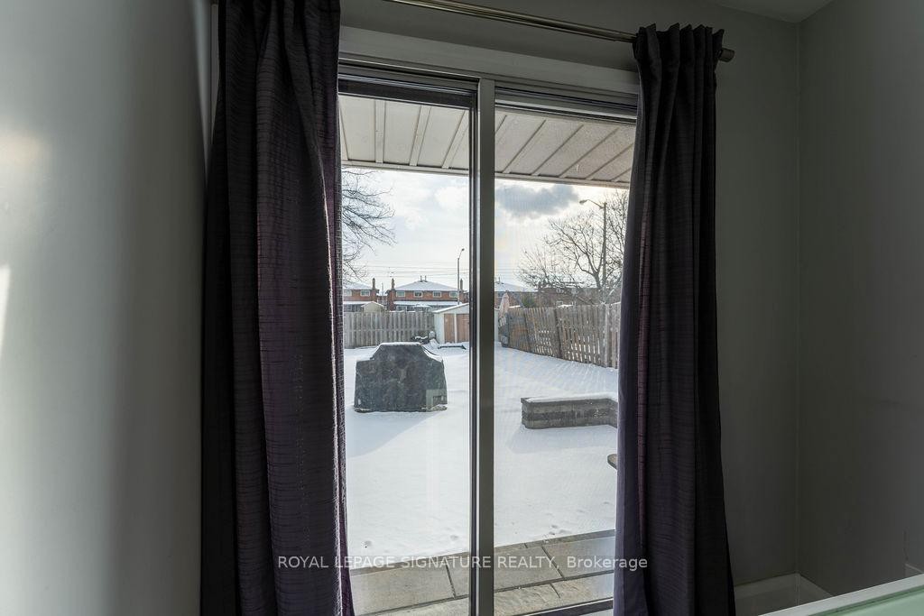 25 Hun Crescent, Toronto, ON - Indoor Photo Showing Other Room