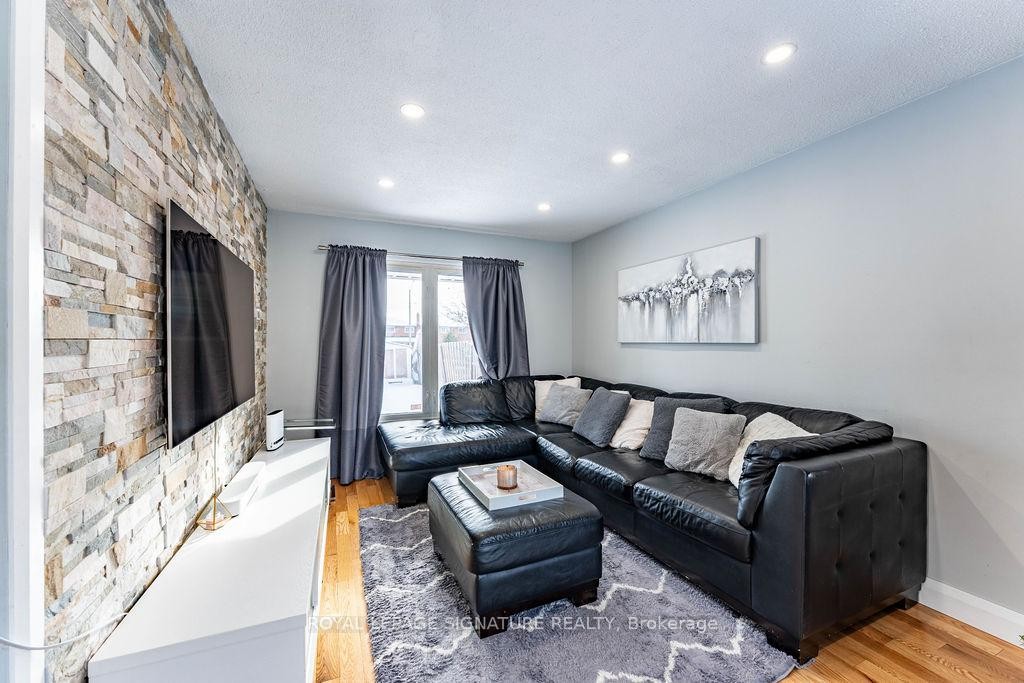 25 Hun Crescent, Toronto, ON - Indoor Photo Showing Living Room