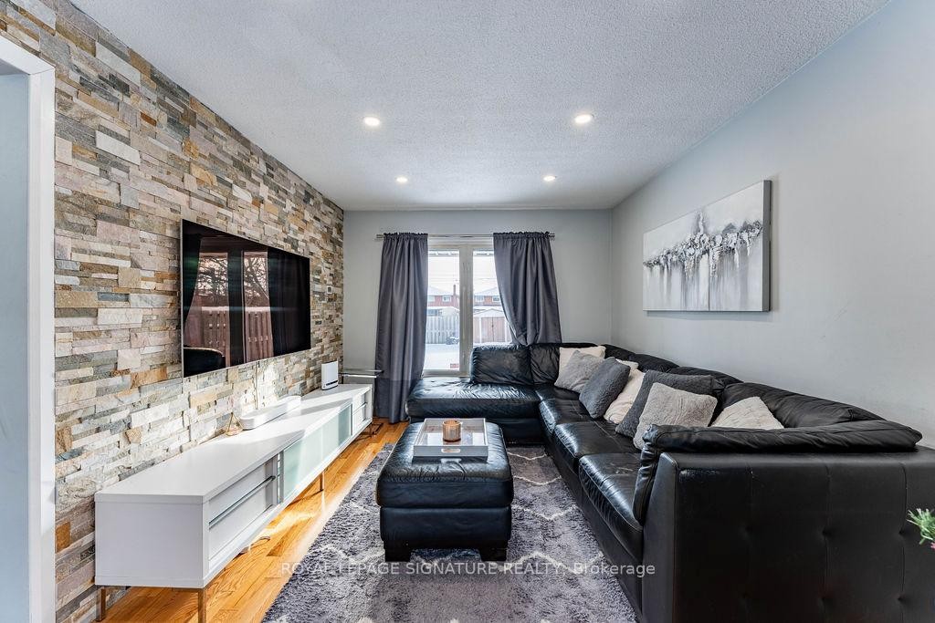 25 Hun Crescent, Toronto, ON - Indoor Photo Showing Living Room