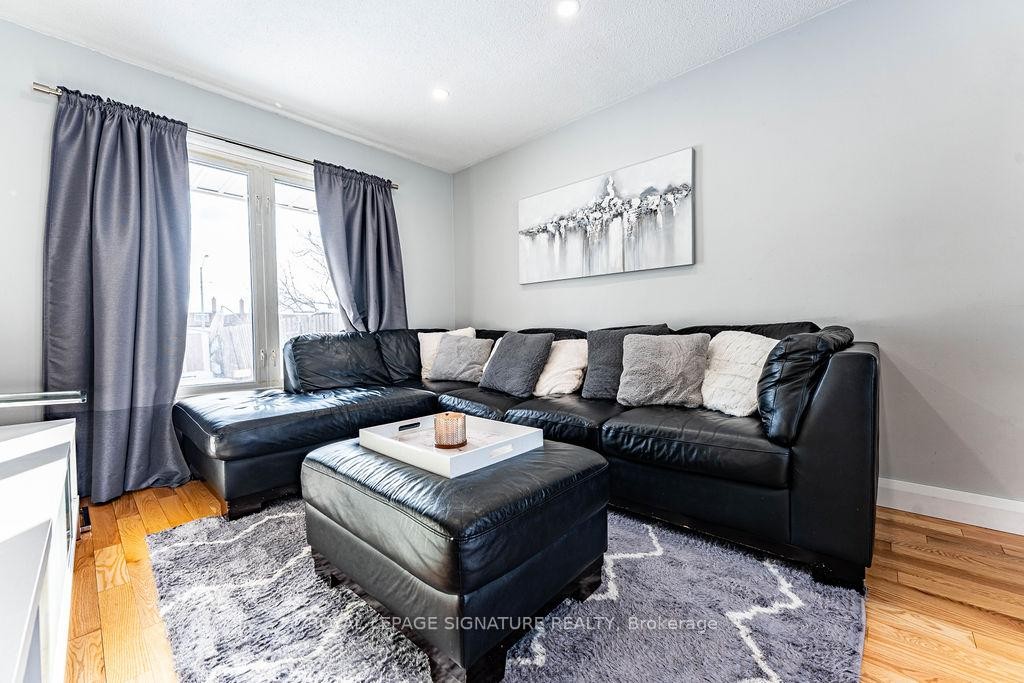 25 Hun Crescent, Toronto, ON - Indoor Photo Showing Living Room