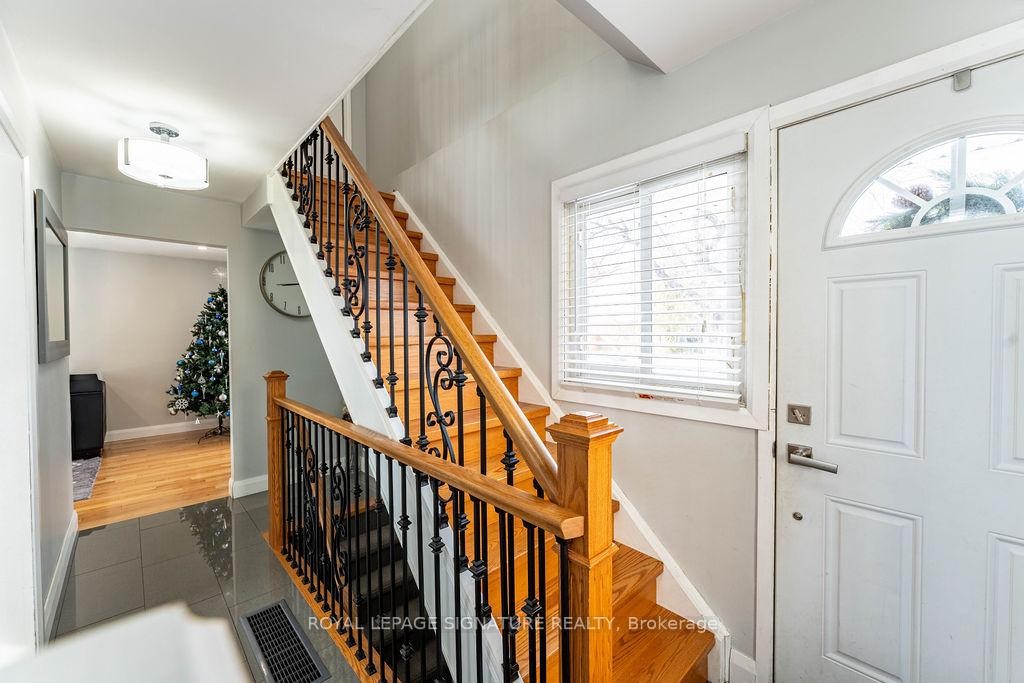 25 Hun Crescent, Toronto, ON - Indoor Photo Showing Other Room