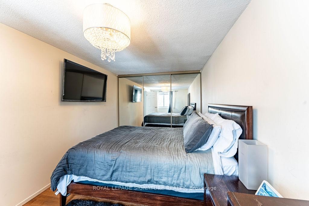 25 Hun Crescent, Toronto, ON - Indoor Photo Showing Bedroom