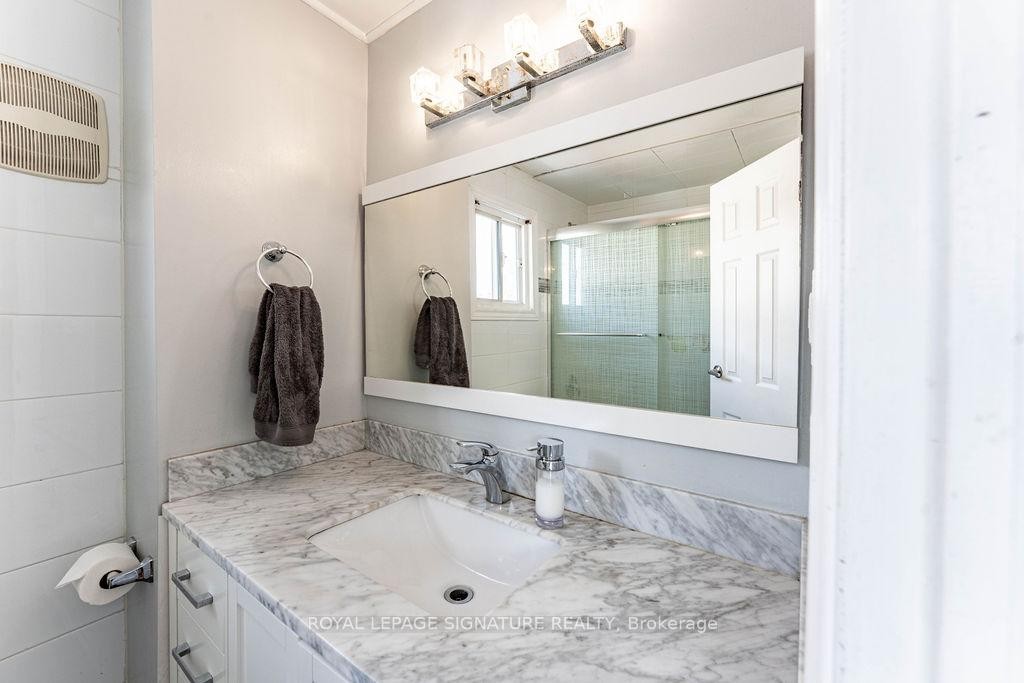 25 Hun Crescent, Toronto, ON - Indoor Photo Showing Bathroom
