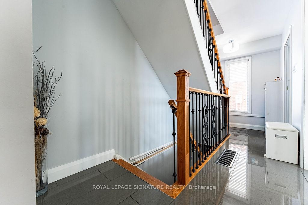 25 Hun Crescent, Toronto, ON - Indoor Photo Showing Other Room