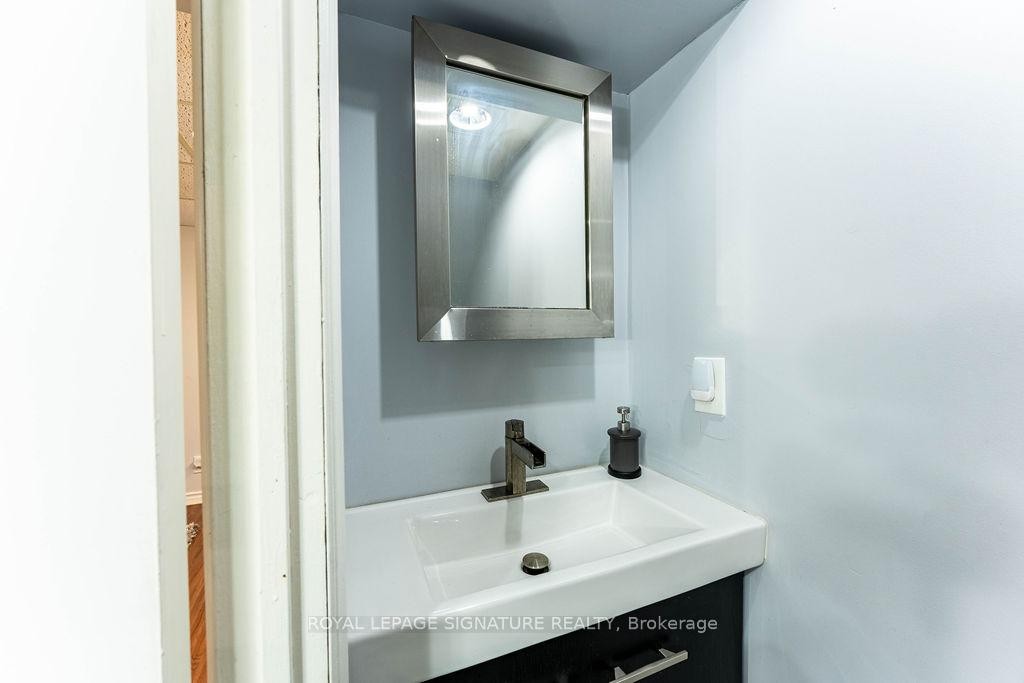 25 Hun Crescent, Toronto, ON - Indoor Photo Showing Bathroom