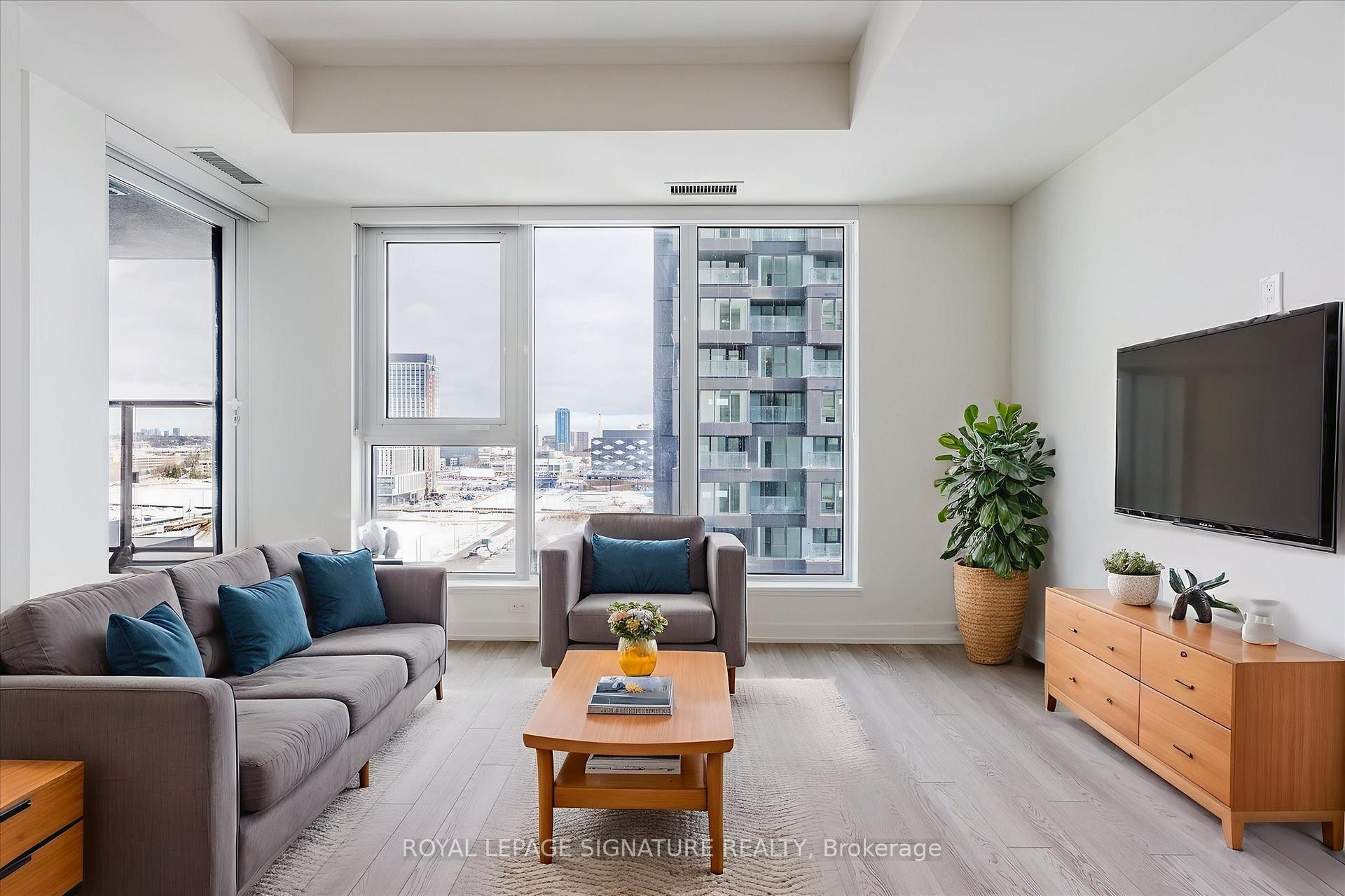 1420-1 Quarrington Lane, Toronto, ON - Indoor Photo Showing Living Room