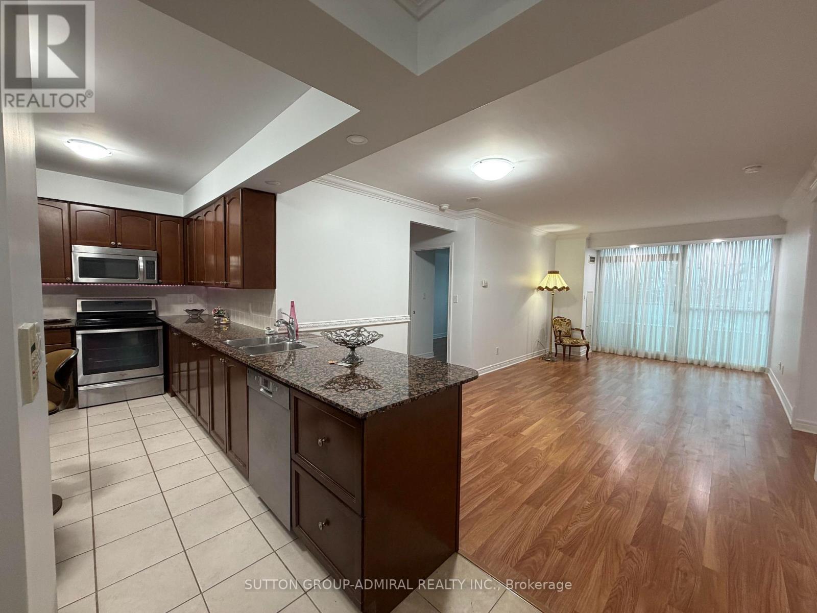 304 - 100 Promenade Circle, Vaughan, ON - Indoor Photo Showing Kitchen With Double Sink