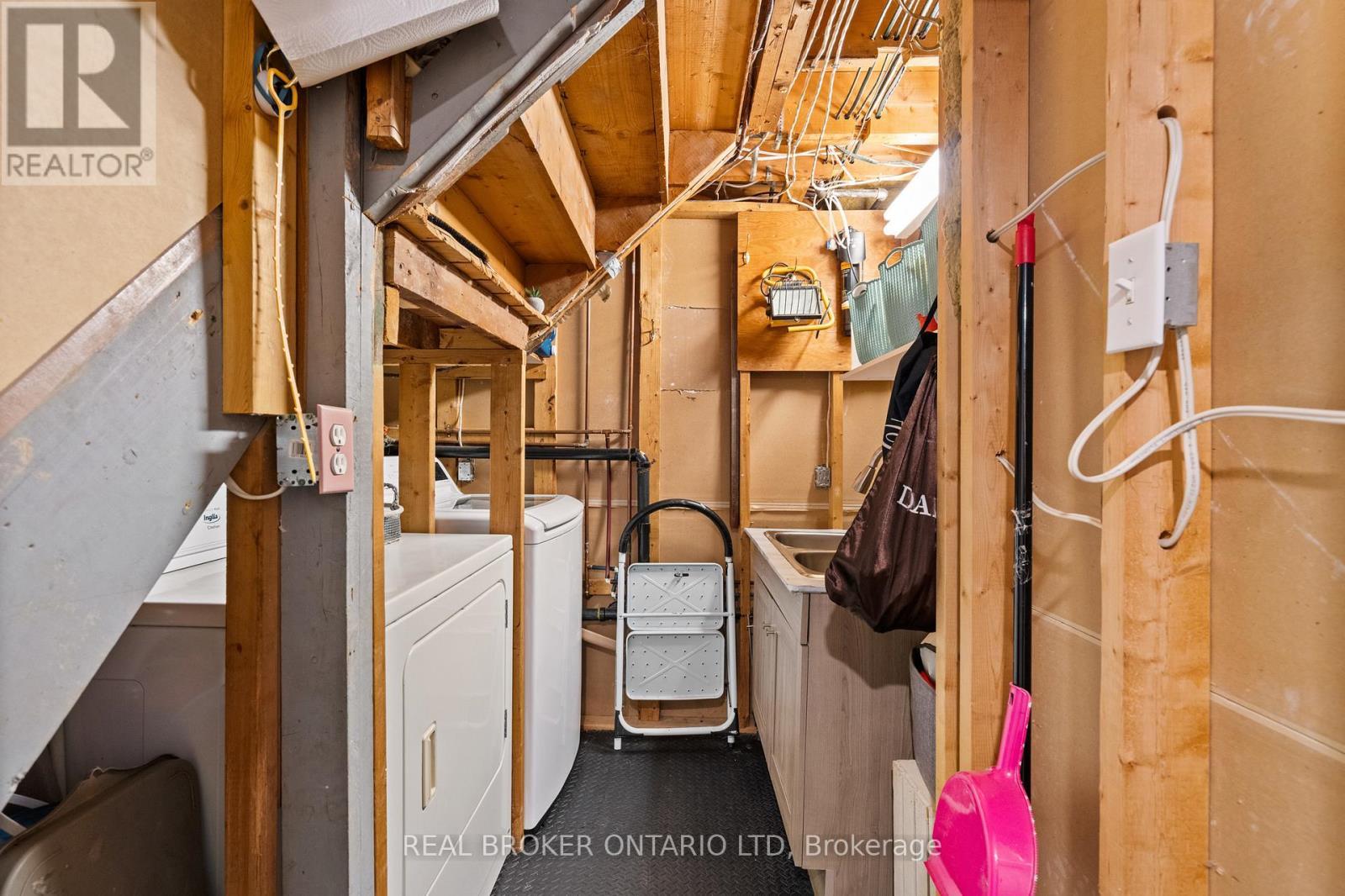 2 - 13 Thornton Street, Welland (Dain City), ON - Indoor