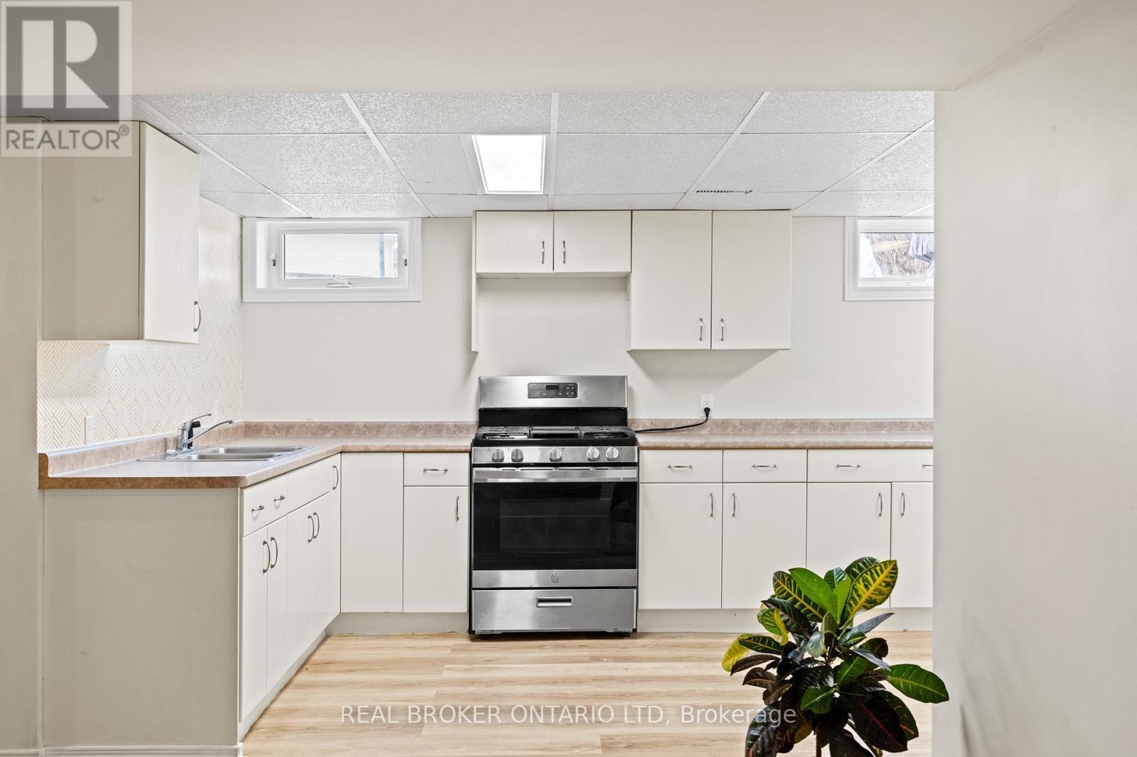 2 - 13 Thornton Street, Welland (Dain City), ON - Indoor Photo Showing Kitchen