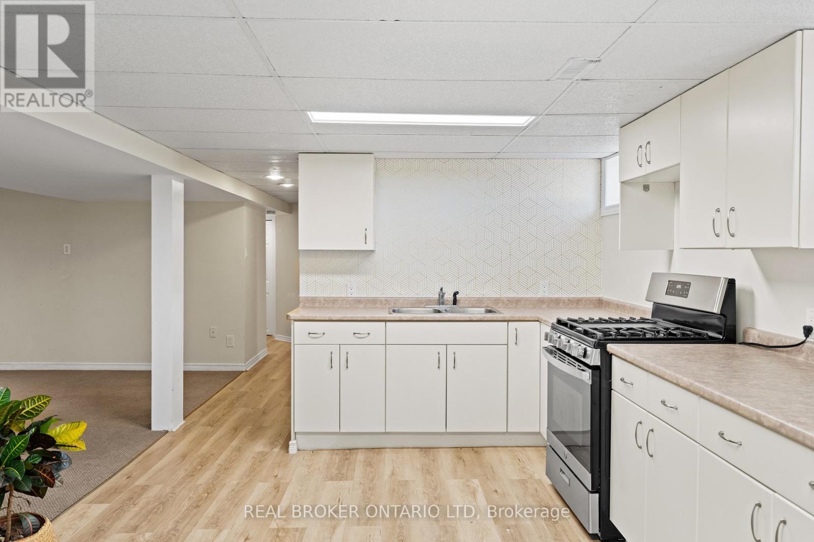 2 - 13 Thornton Street, Welland (Dain City), ON - Indoor Photo Showing Kitchen With Double Sink