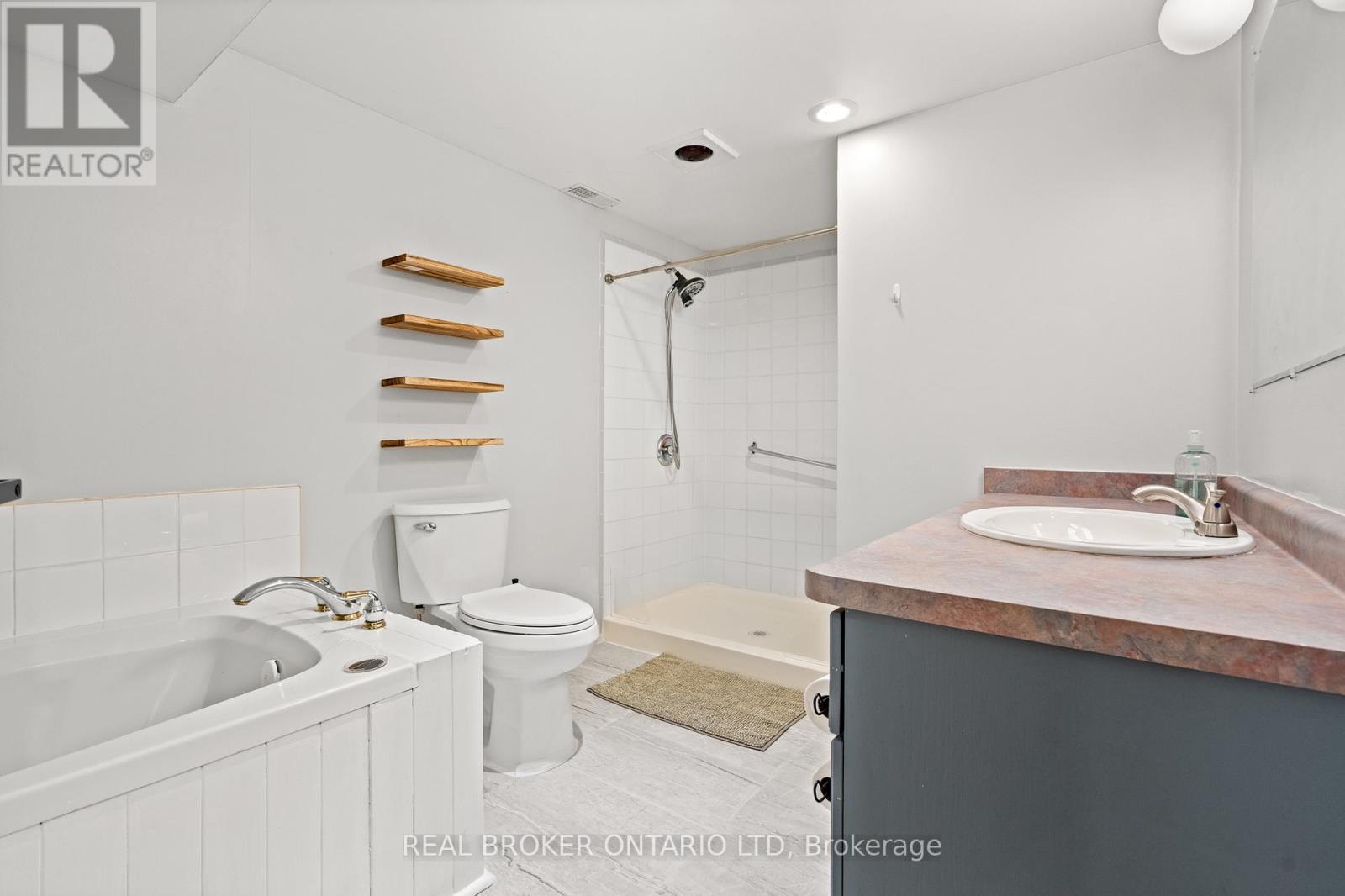 2 - 13 Thornton Street, Welland (Dain City), ON - Indoor Photo Showing Bathroom