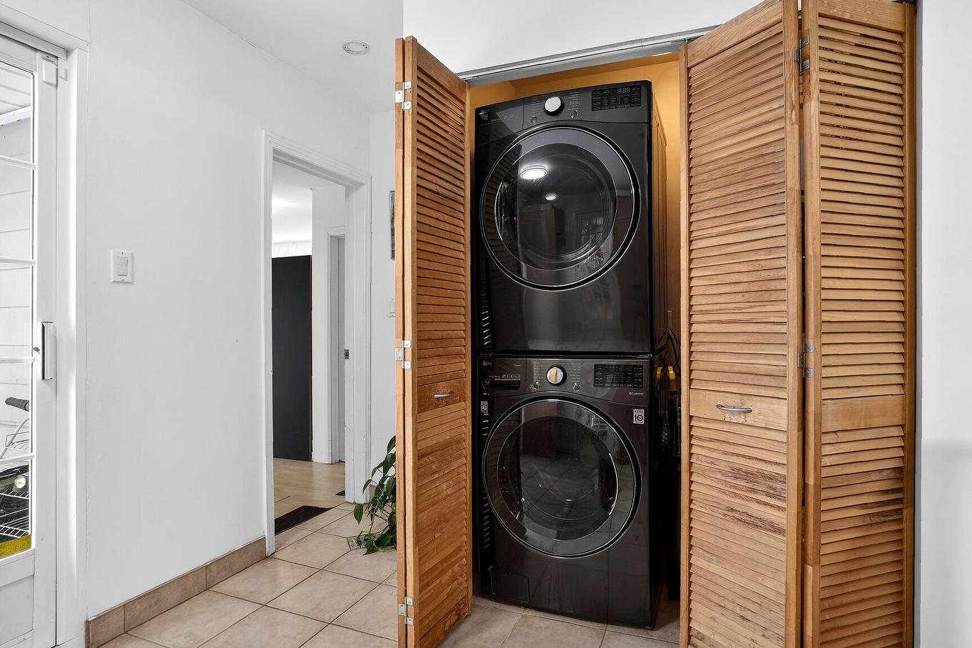 Salle de lavage - 14 Rue Sunny Acres, Baie-D'Urfé, QC - Indoor Photo Showing Laundry Room