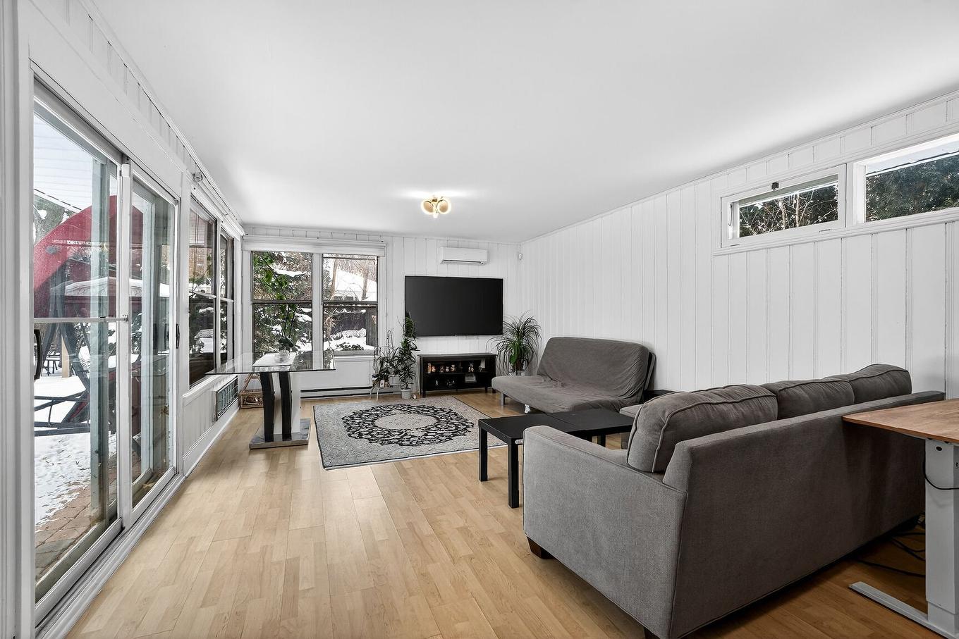 Salle familiale - 14 Rue Sunny Acres, Baie-D'Urfé, QC - Indoor Photo Showing Living Room