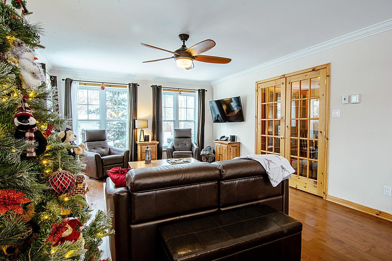 Living room - 165 Rue Des Érables, Carignan, QC - Indoor Photo Showing Living Room