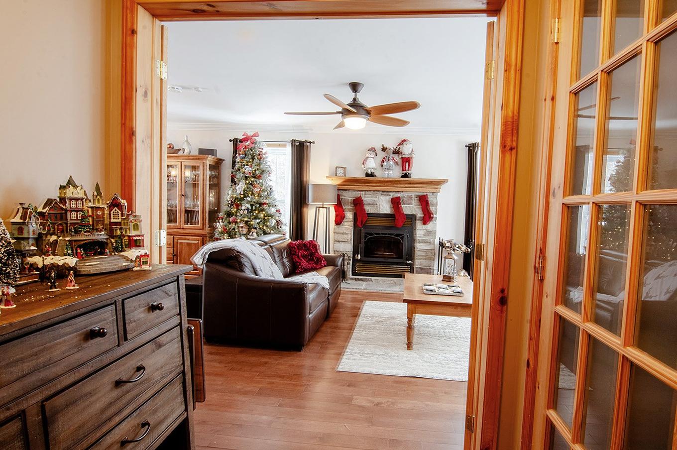 Living room - 165 Rue Des Érables, Carignan, QC - Indoor Photo Showing Living Room With Fireplace