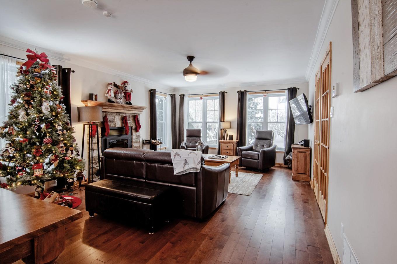 Living room - 165 Rue Des Érables, Carignan, QC - Indoor Photo Showing Living Room