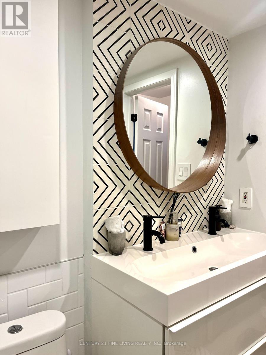 10 - 11 Niagara Street, Toronto, ON - Indoor Photo Showing Bathroom