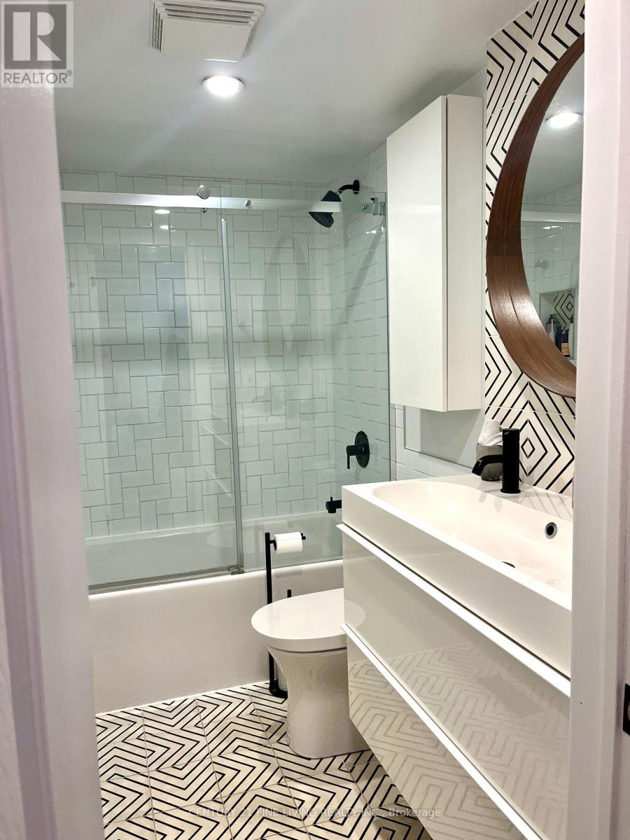 10 - 11 Niagara Street, Toronto, ON - Indoor Photo Showing Bathroom
