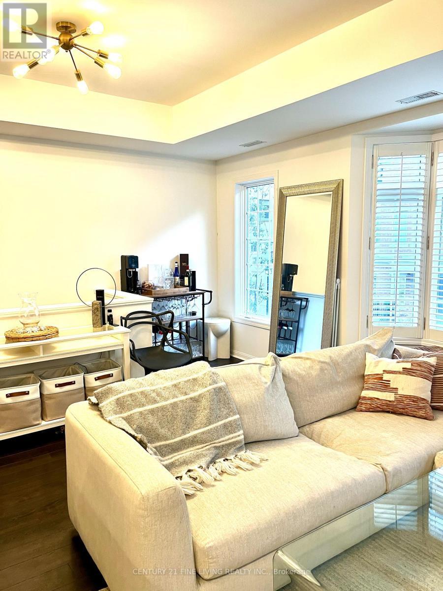 10 - 11 Niagara Street, Toronto, ON - Indoor Photo Showing Living Room