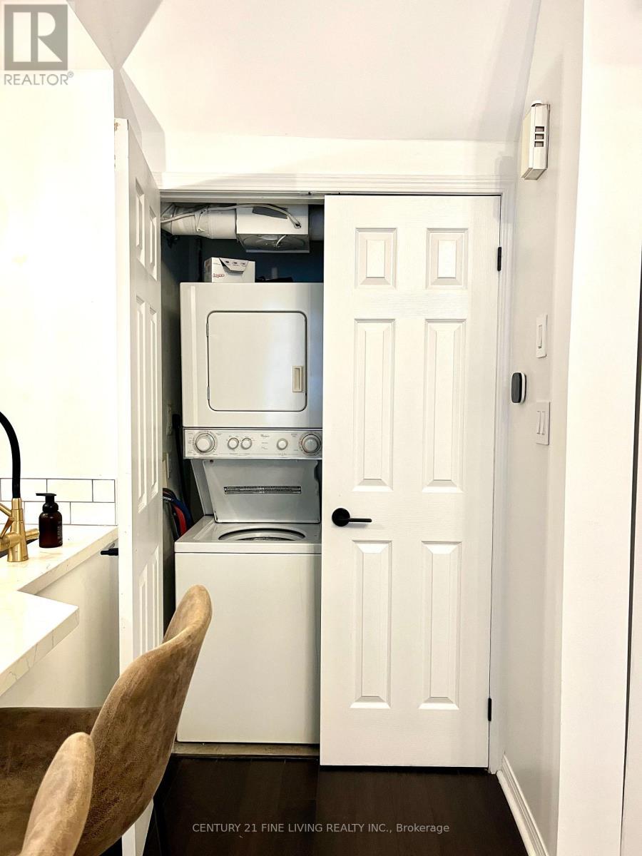 10 - 11 Niagara Street, Toronto, ON - Indoor Photo Showing Laundry Room