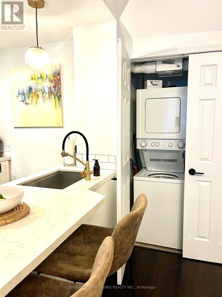 10 - 11 Niagara Street, Toronto, ON - Indoor Photo Showing Laundry Room