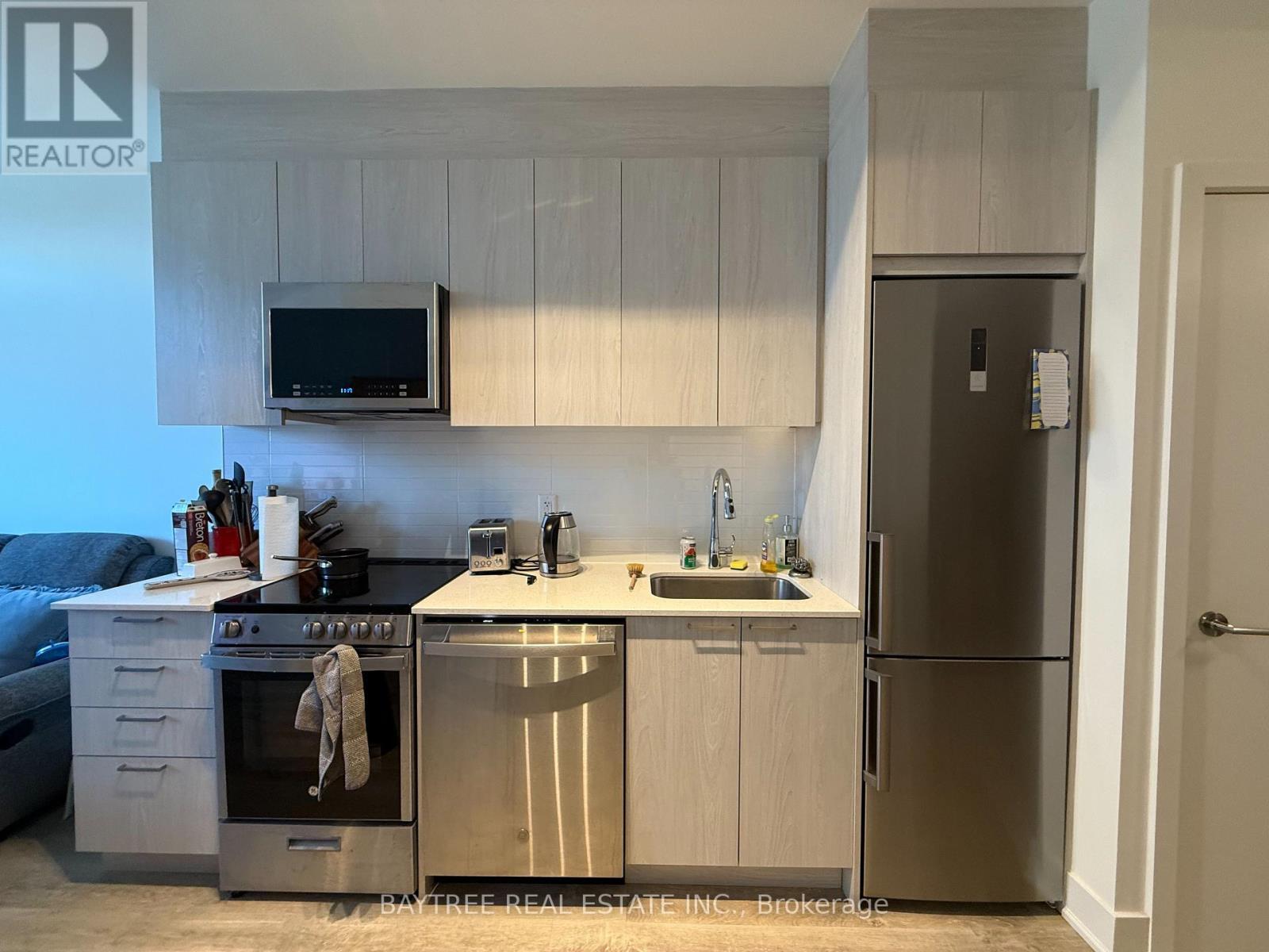 403 - 185 Deerfield Road, Newmarket, ON - Indoor Photo Showing Kitchen