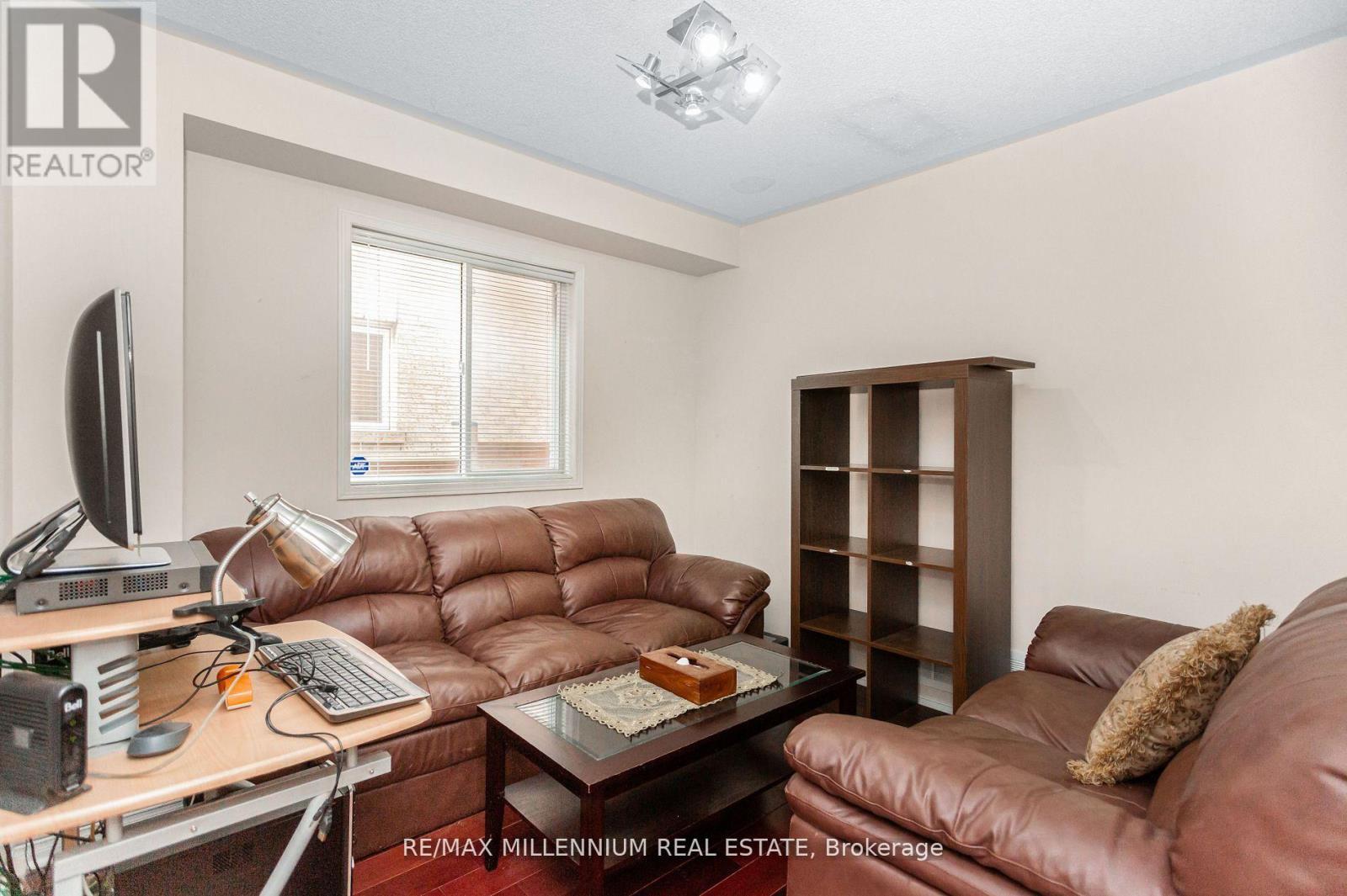 5525 Heatherleigh Avenue, Mississauga, ON - Indoor Photo Showing Living Room