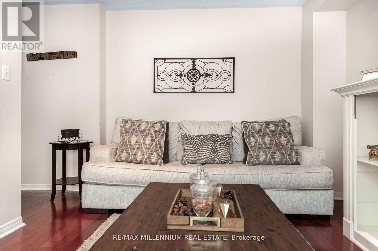 5525 Heatherleigh Avenue, Mississauga, ON - Indoor Photo Showing Living Room