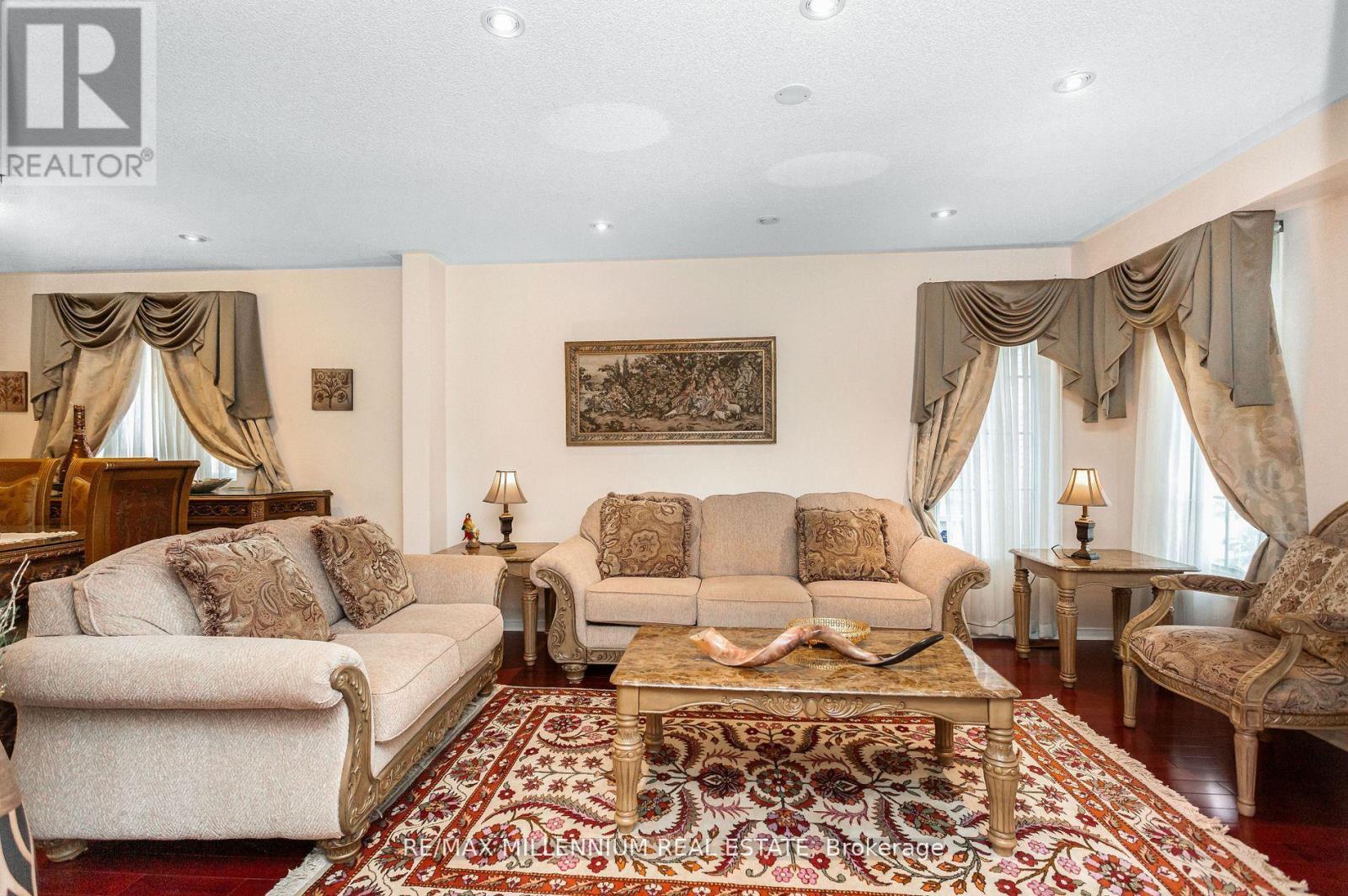5525 Heatherleigh Avenue, Mississauga, ON - Indoor Photo Showing Living Room