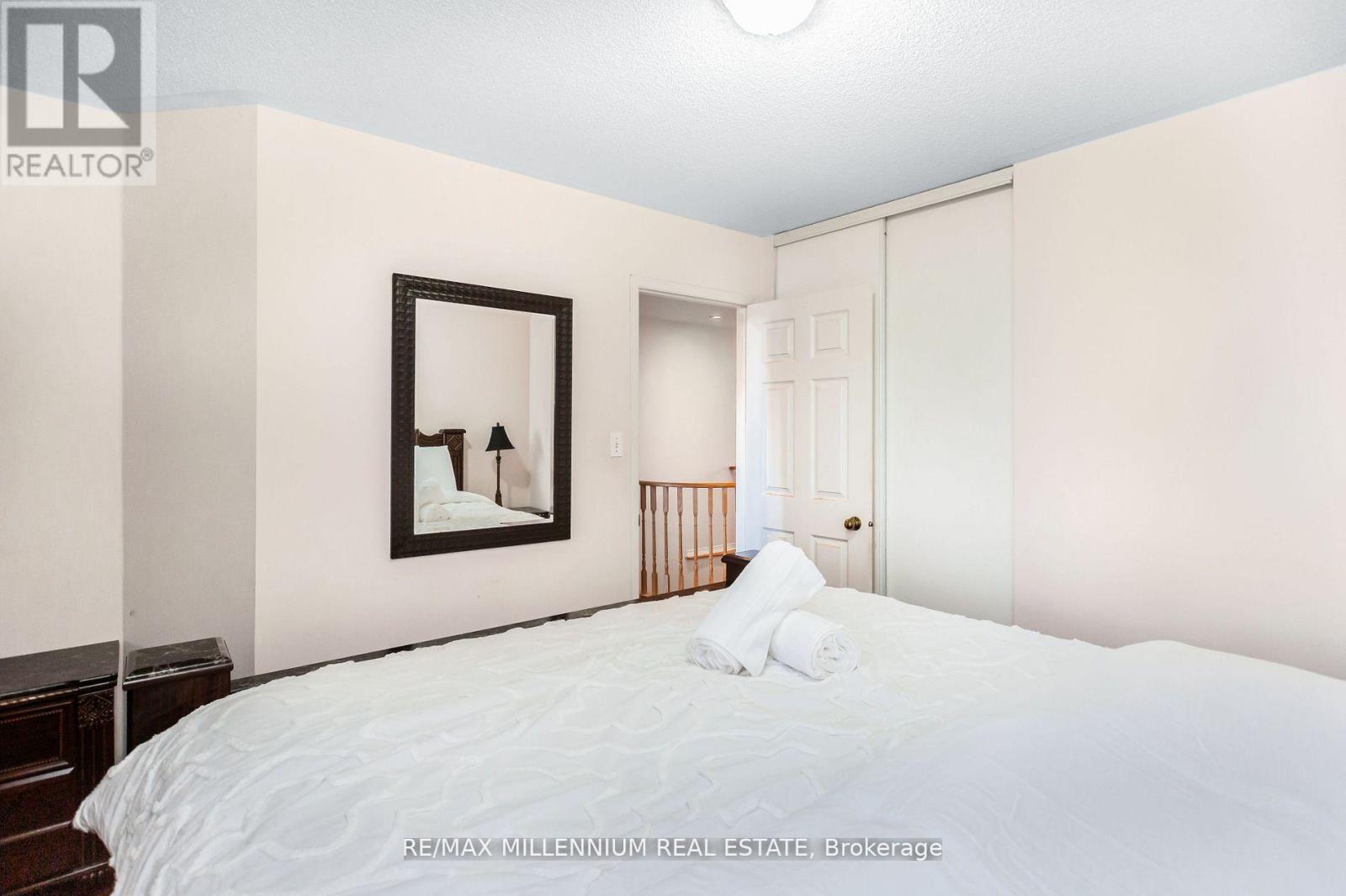 5525 Heatherleigh Avenue, Mississauga, ON - Indoor Photo Showing Bedroom