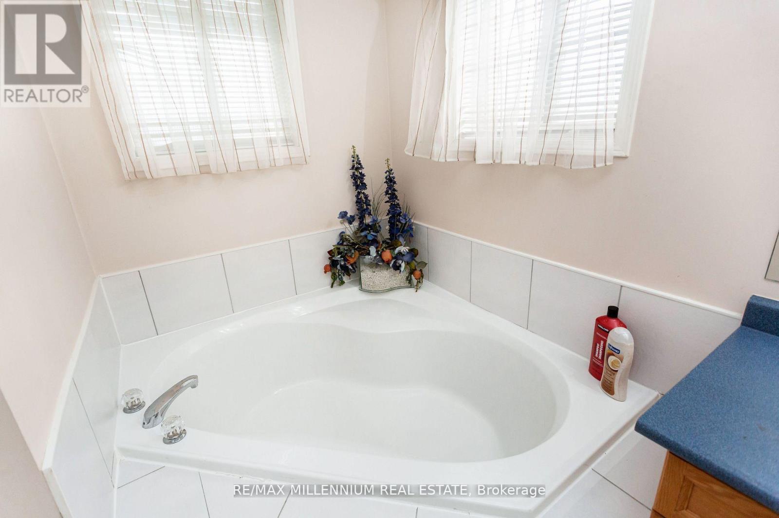5525 Heatherleigh Avenue, Mississauga, ON - Indoor Photo Showing Bathroom