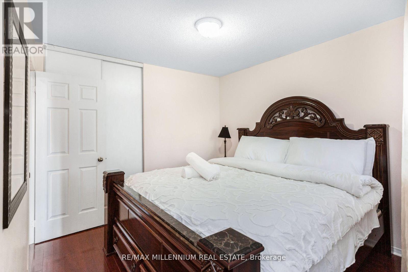 5525 Heatherleigh Avenue, Mississauga, ON - Indoor Photo Showing Bedroom
