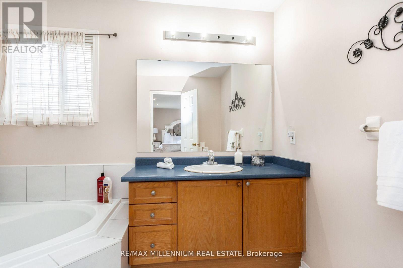 5525 Heatherleigh Avenue, Mississauga, ON - Indoor Photo Showing Bathroom