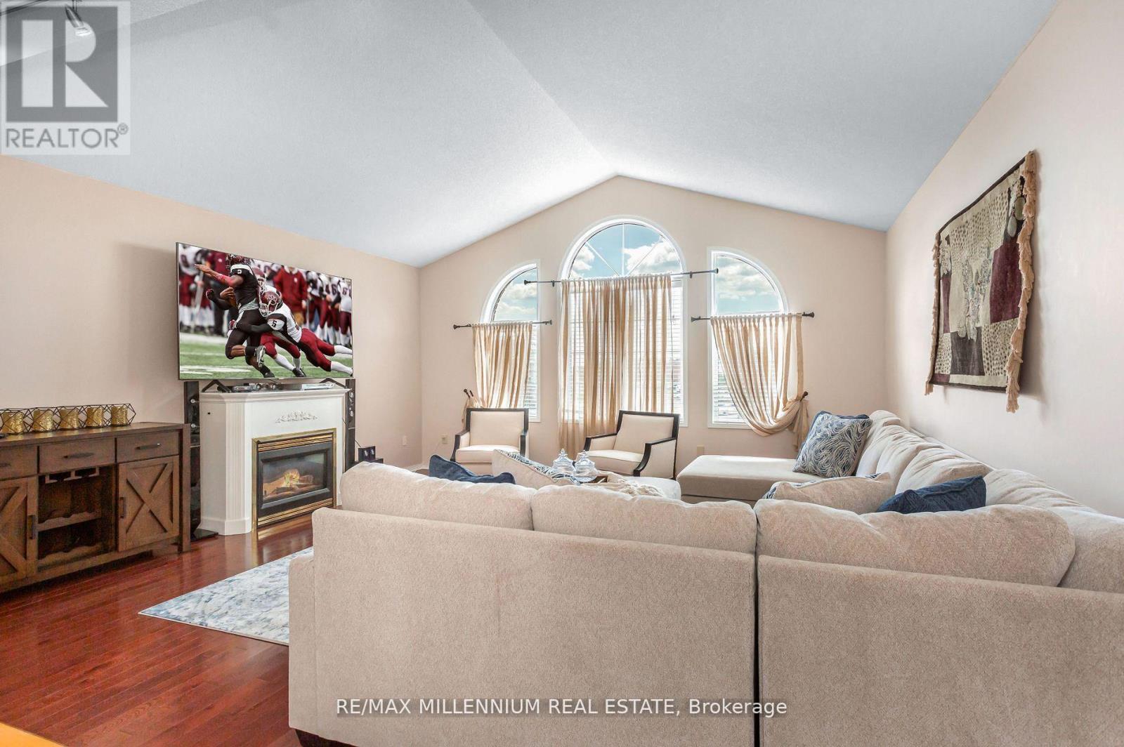 5525 Heatherleigh Avenue, Mississauga, ON - Indoor Photo Showing Living Room With Fireplace