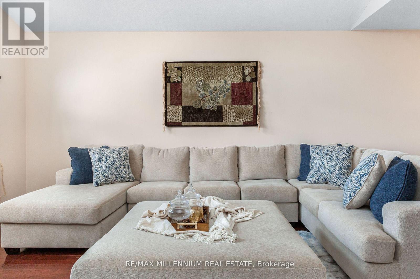 5525 Heatherleigh Avenue, Mississauga, ON - Indoor Photo Showing Living Room