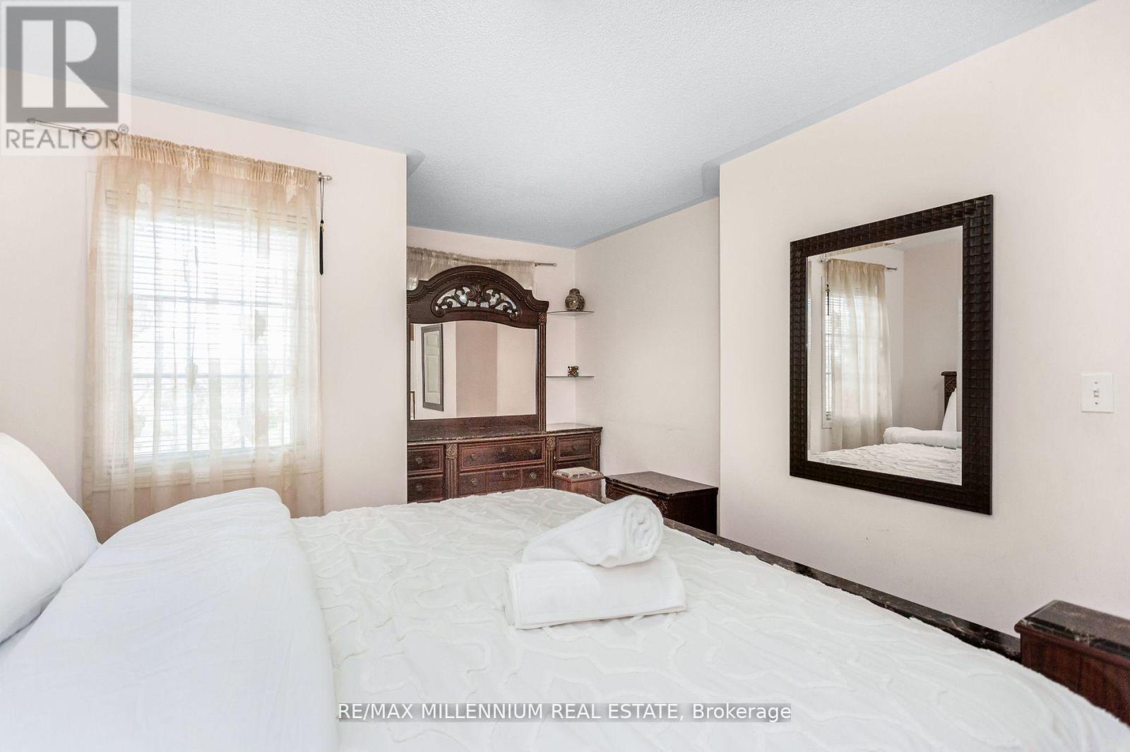 5525 Heatherleigh Avenue, Mississauga, ON - Indoor Photo Showing Bedroom