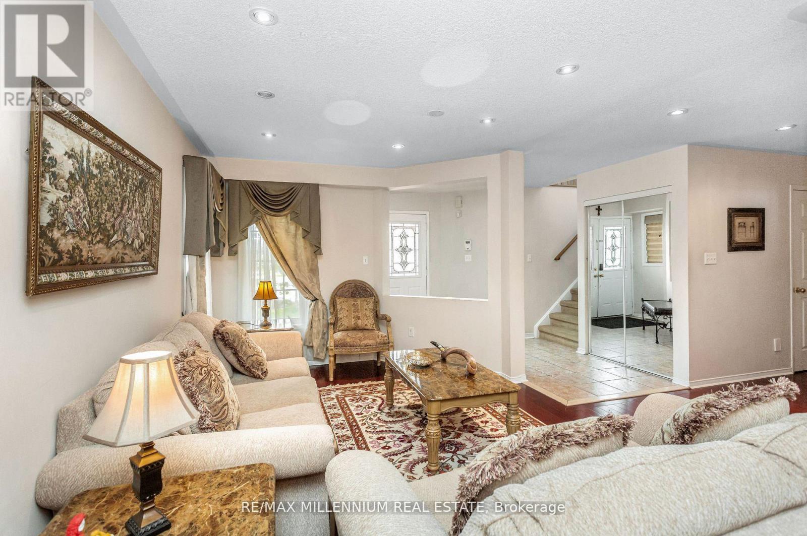 5525 Heatherleigh Avenue, Mississauga, ON - Indoor Photo Showing Living Room
