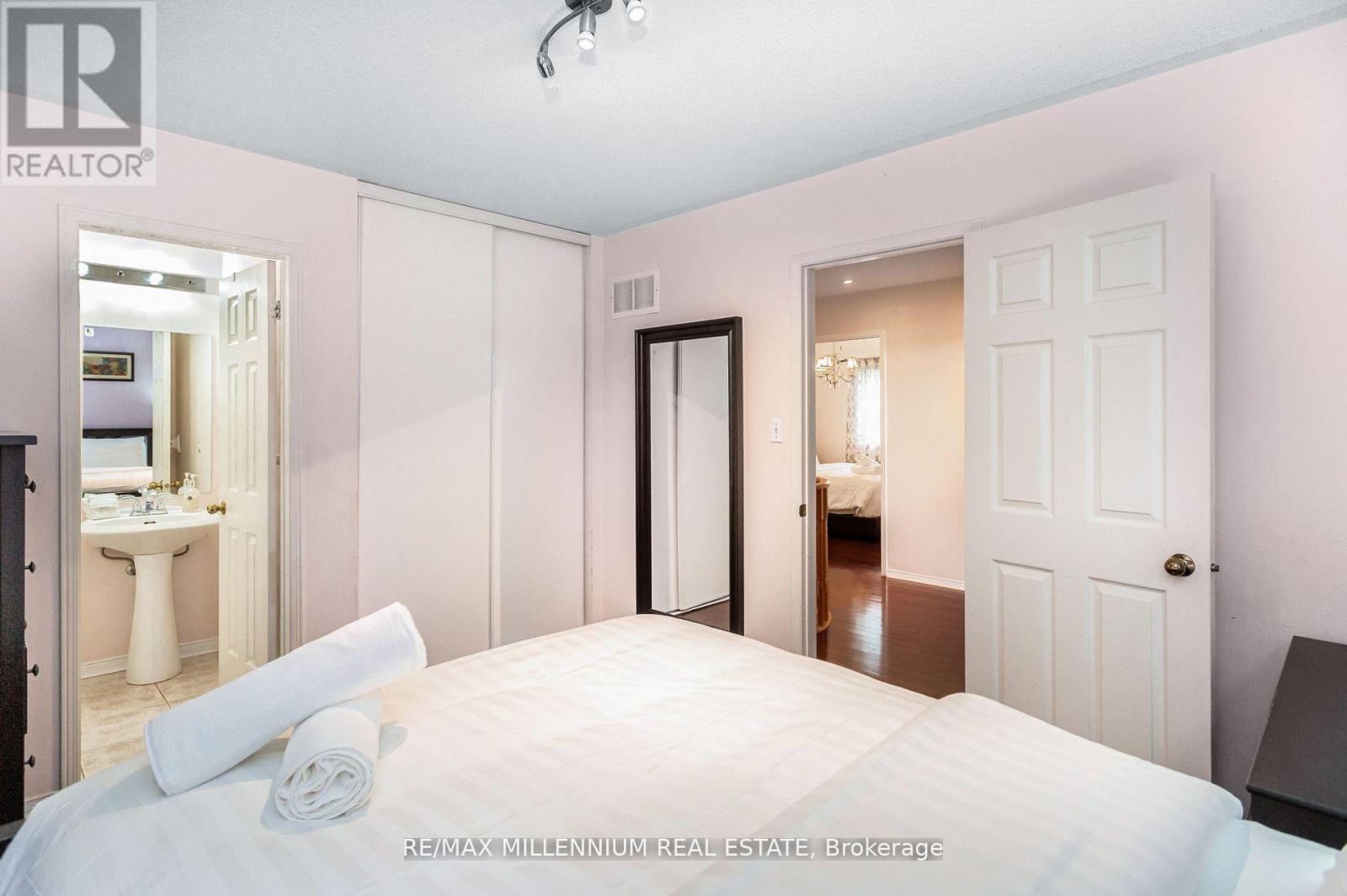 5525 Heatherleigh Avenue, Mississauga, ON - Indoor Photo Showing Bedroom