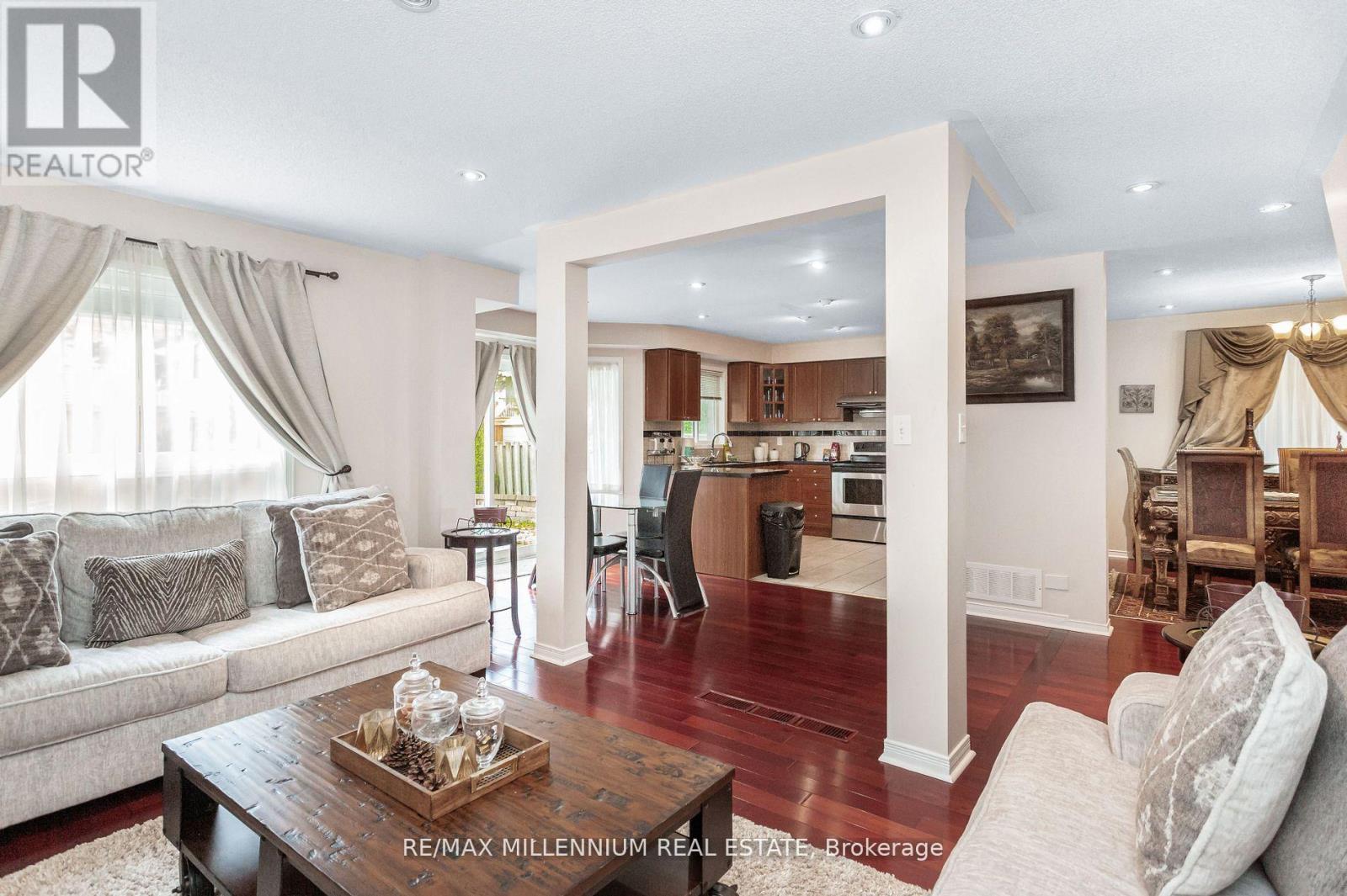 5525 Heatherleigh Avenue, Mississauga, ON - Indoor Photo Showing Living Room