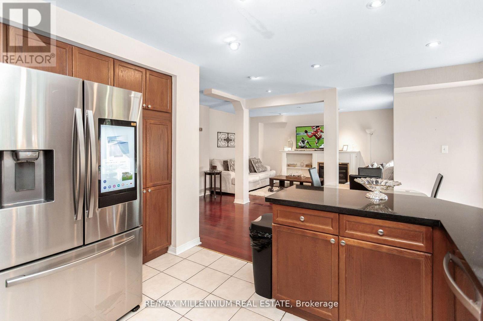 5525 Heatherleigh Avenue, Mississauga, ON - Indoor Photo Showing Kitchen