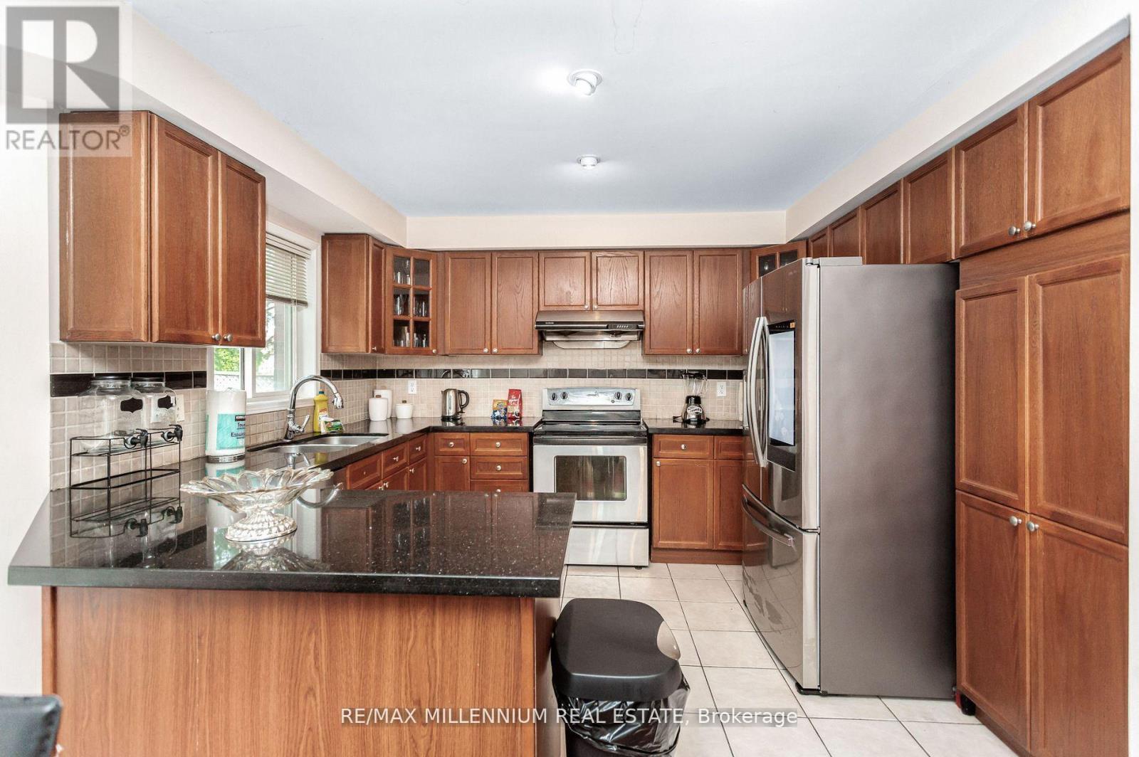 5525 Heatherleigh Avenue, Mississauga, ON - Indoor Photo Showing Kitchen With Stainless Steel Kitchen