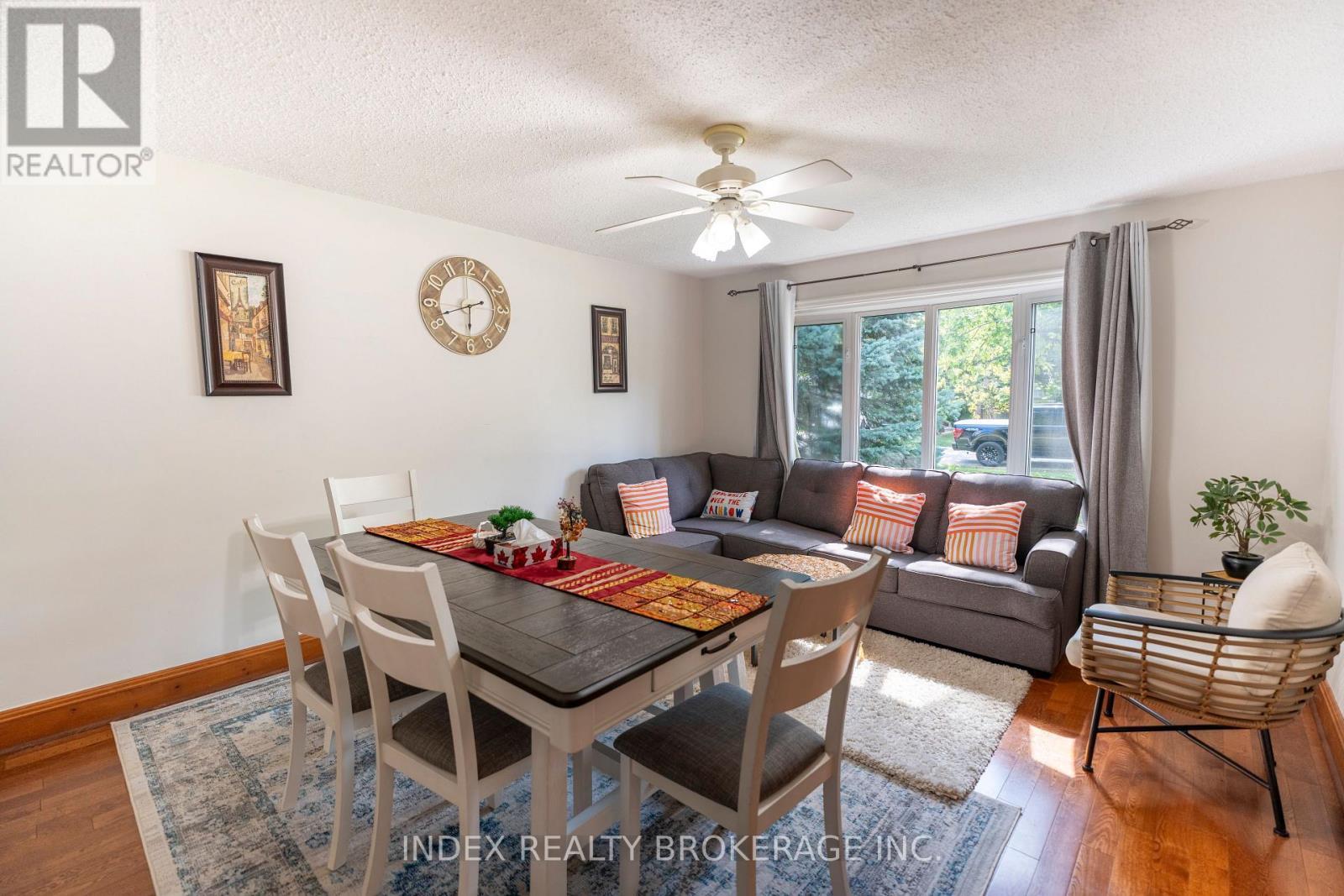 1073 Kent Avenue E, Oakville, ON - Indoor