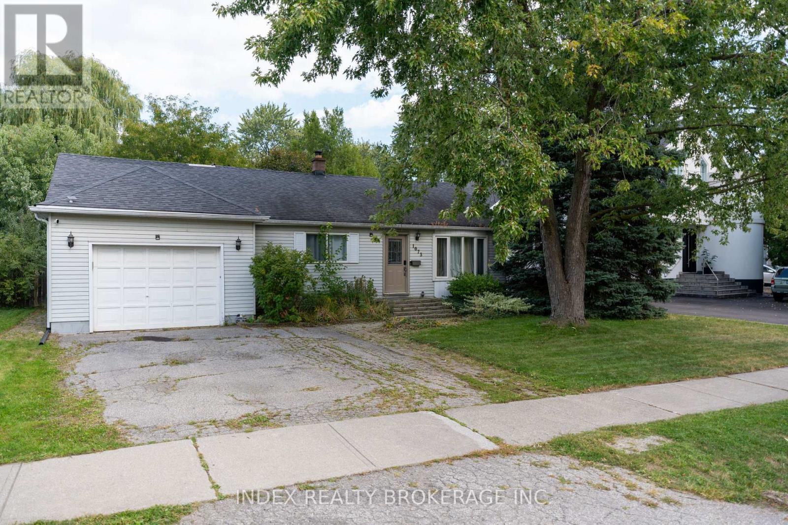 1073 Kent Avenue E, Oakville, ON - Outdoor