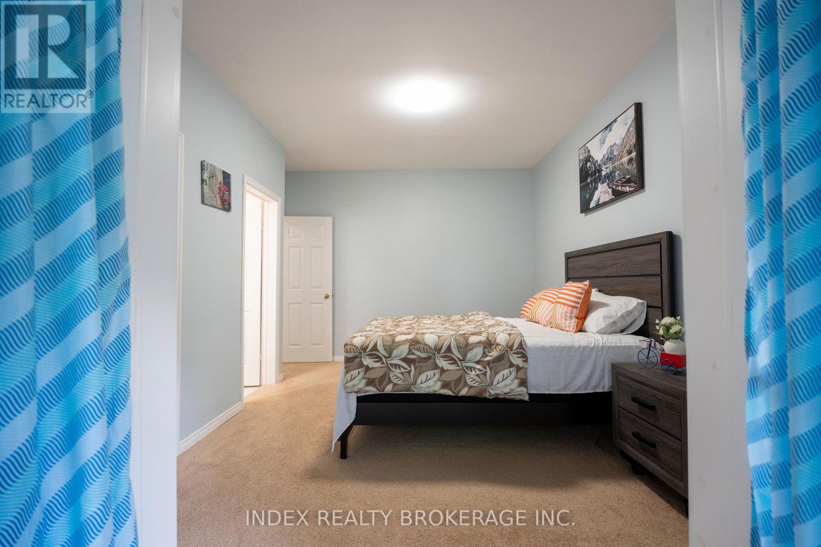 1073 Kent Avenue E, Oakville, ON - Indoor Photo Showing Bedroom