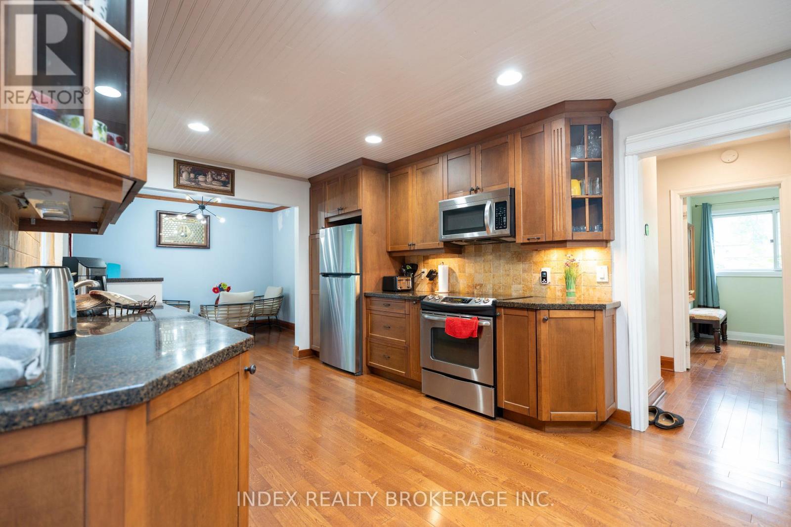 1073 Kent Avenue E, Oakville, ON - Indoor Photo Showing Kitchen