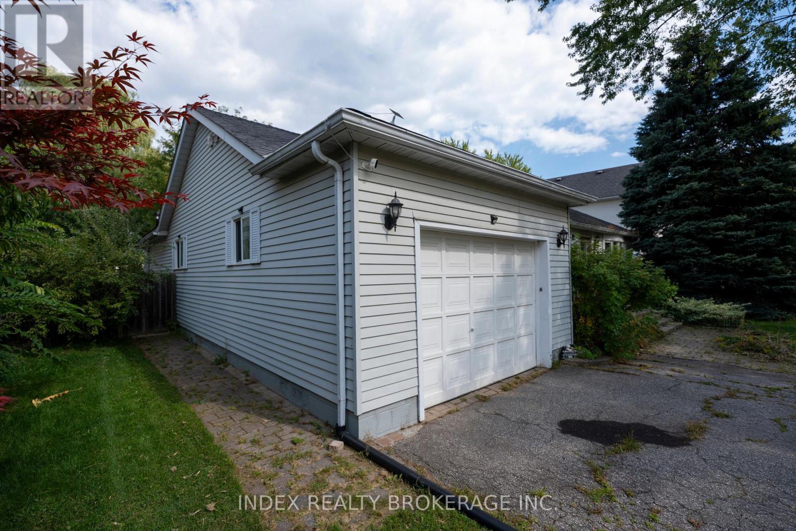 1073 Kent Avenue E, Oakville, ON - Outdoor With Exterior