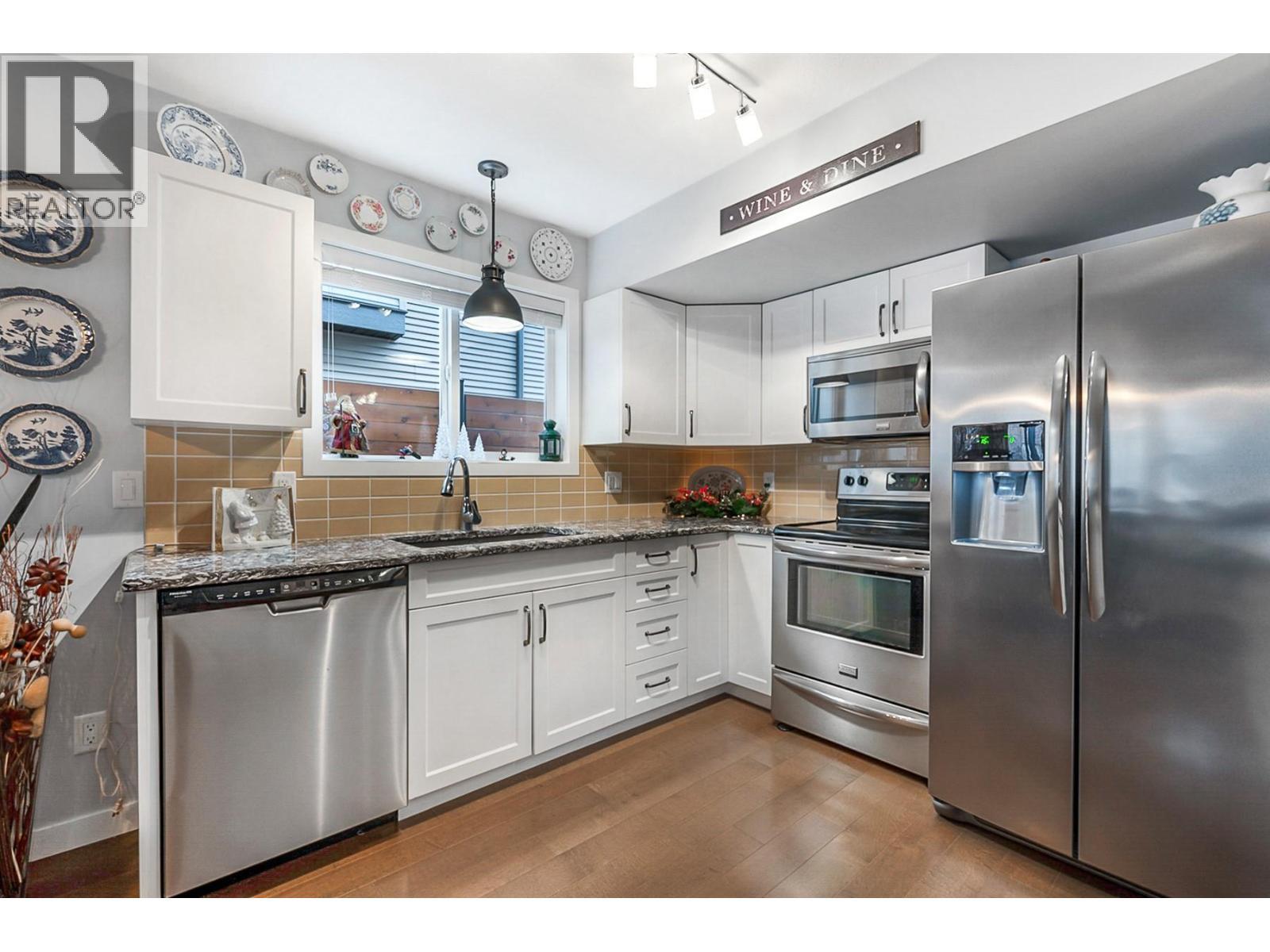 3166 Mustang Court, Kelowna, BC - Indoor Photo Showing Kitchen With Upgraded Kitchen